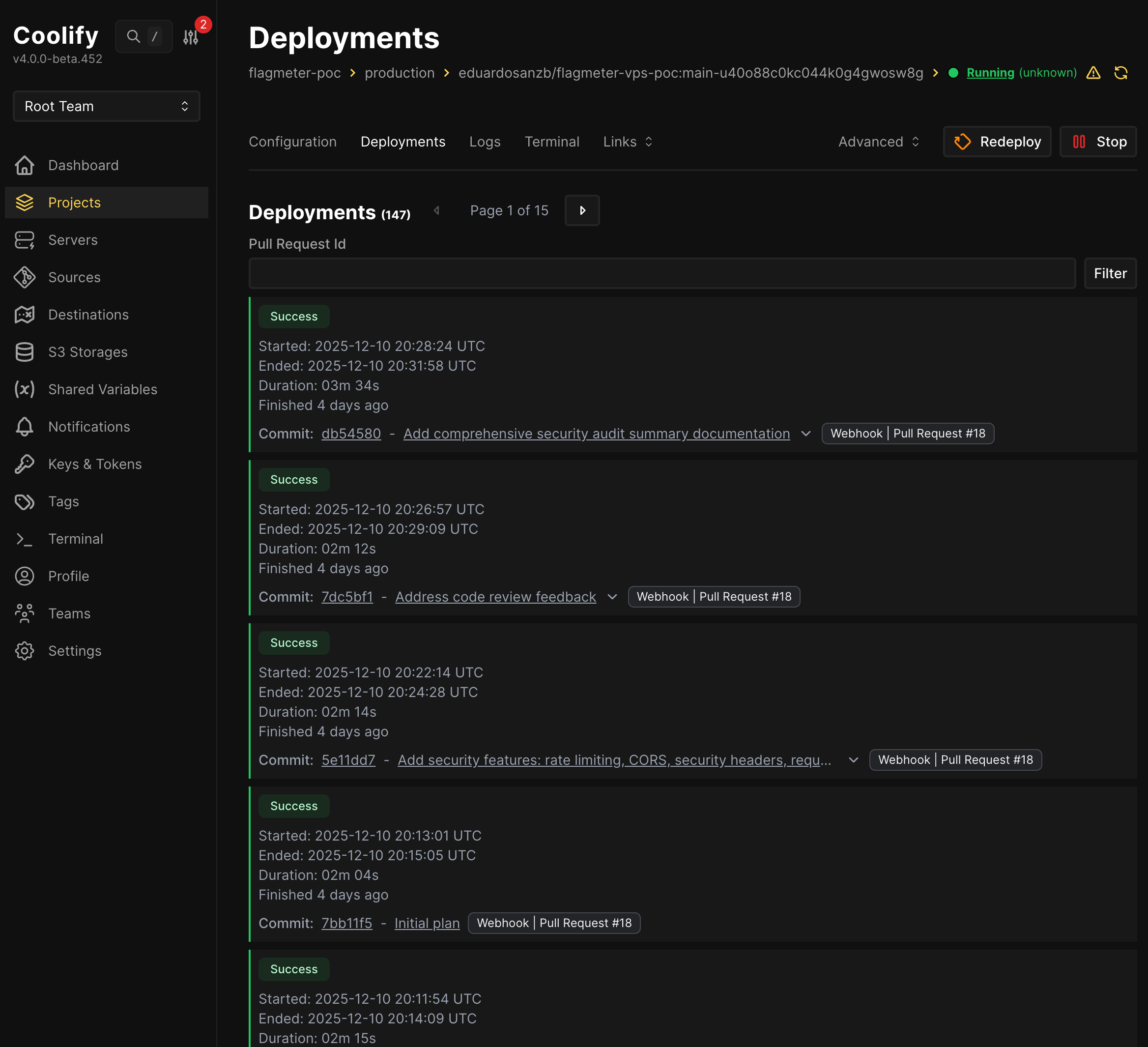 147 despliegues, todos rastreados con enlaces a commits y referencias a PR Despliegues de Coolify que muestran 147 despliegues exitosos con tiempos de construcción de 2-3 minutos